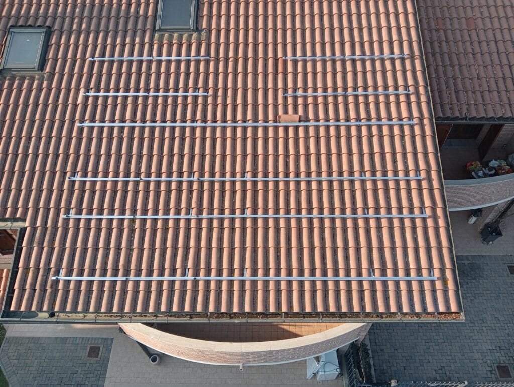 Installazione pannelli solari su tetto