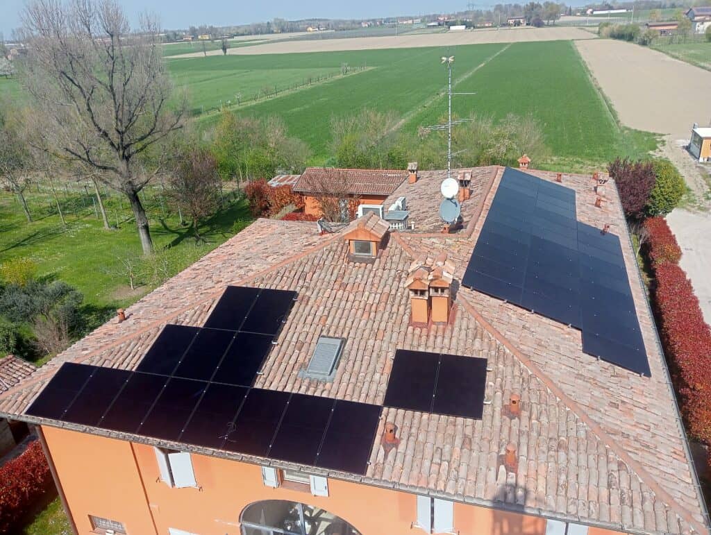 Pannelli solari sul tetto rosso